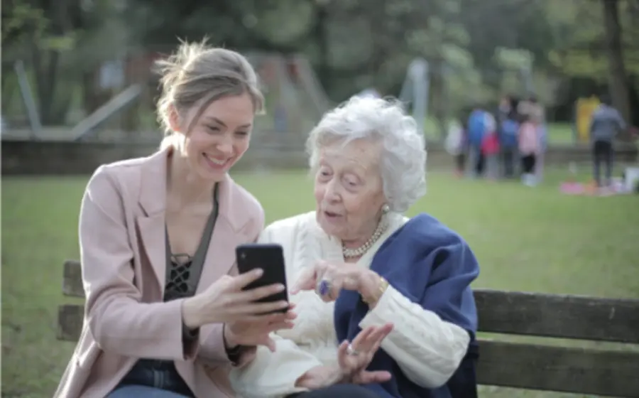 abuelita-viendo-celular