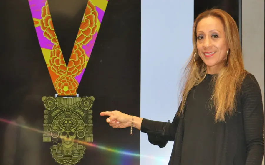 mujer-señalando-medalla