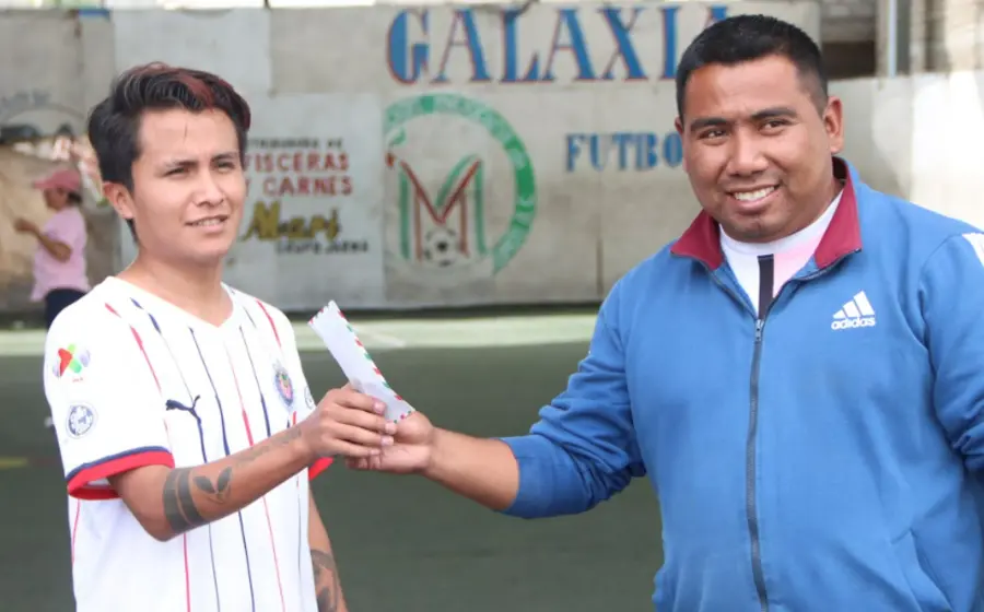 joven-recibe-sobre-de-hombre