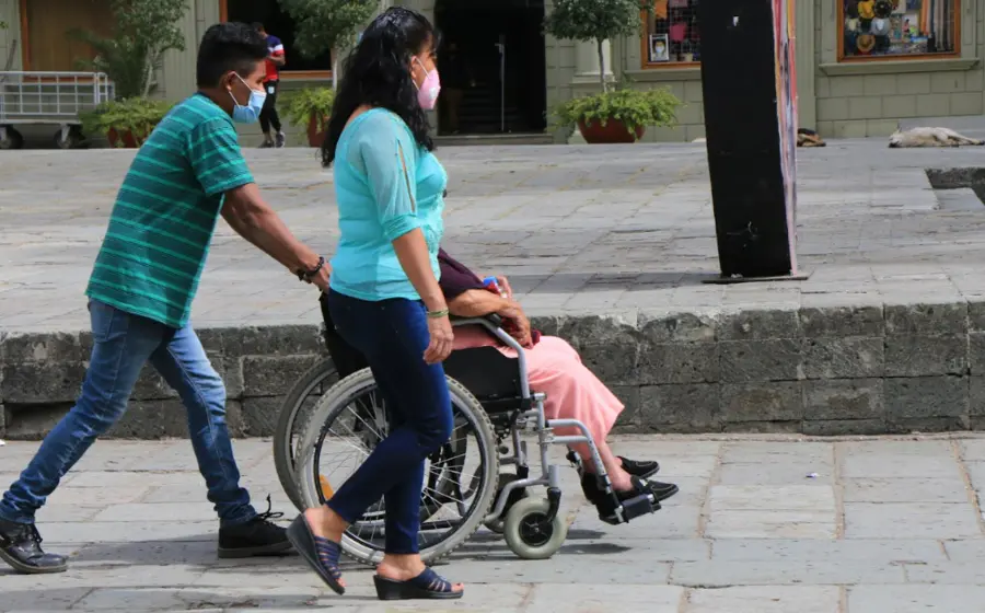 personas-caminando-en-compania-de-discapacitada