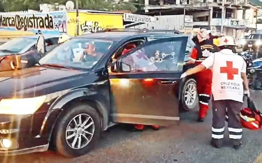 auto-con-balas-rescatistas-persona-muerta