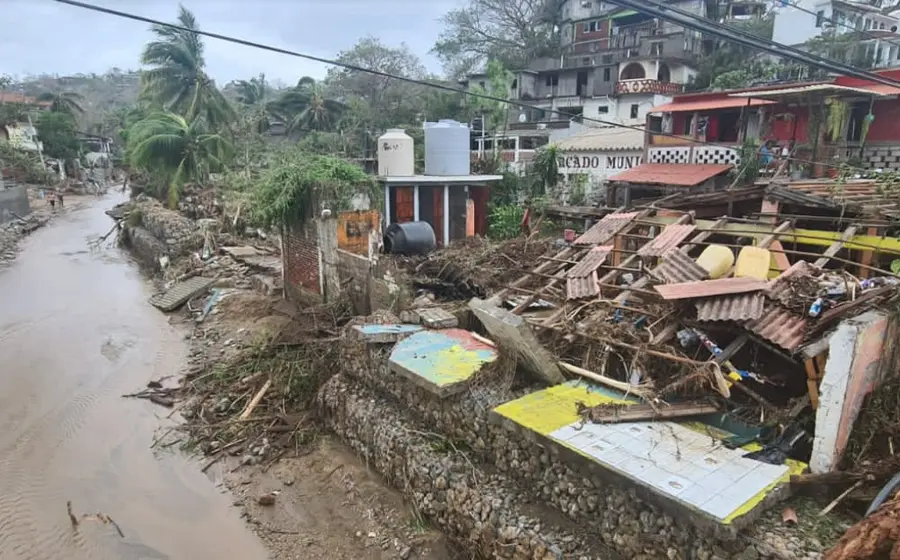 calle-afectada-por-desastre-natural-huracan