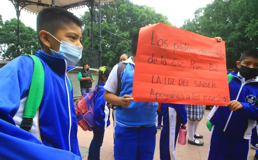 estudiantes-con-cartel