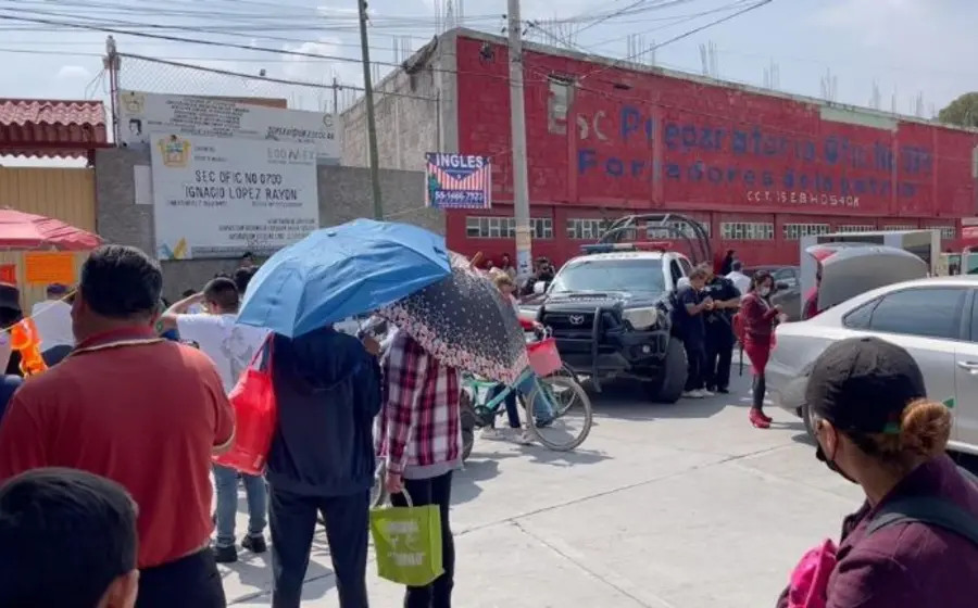Se pidió apoyo a rescatistas quienes atendieron a la docente atacada.