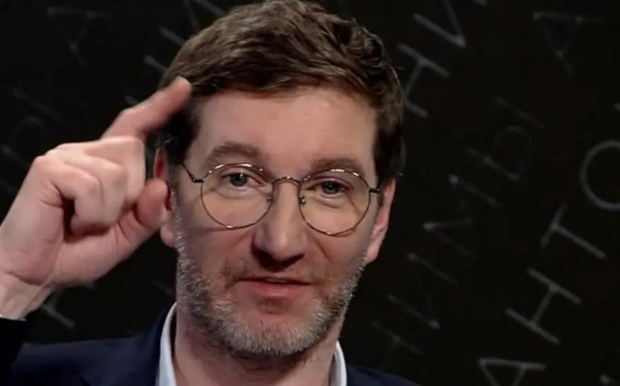 Anton Krasovski, presentador de la cadena de televisión RT en Rusia, fue destituido de sus funciones por incitar a la violencia.