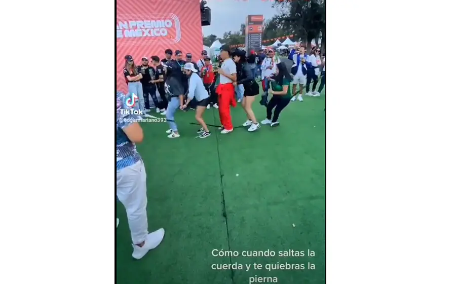 En el material en que se puede observar a 5 jóvenes, 4 de ellas mujeres, quienes saltan la cuerda al mismo tiempo.