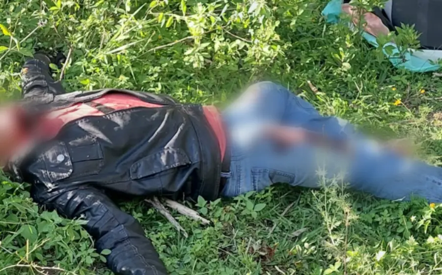persona-muerta-sobre-pasto