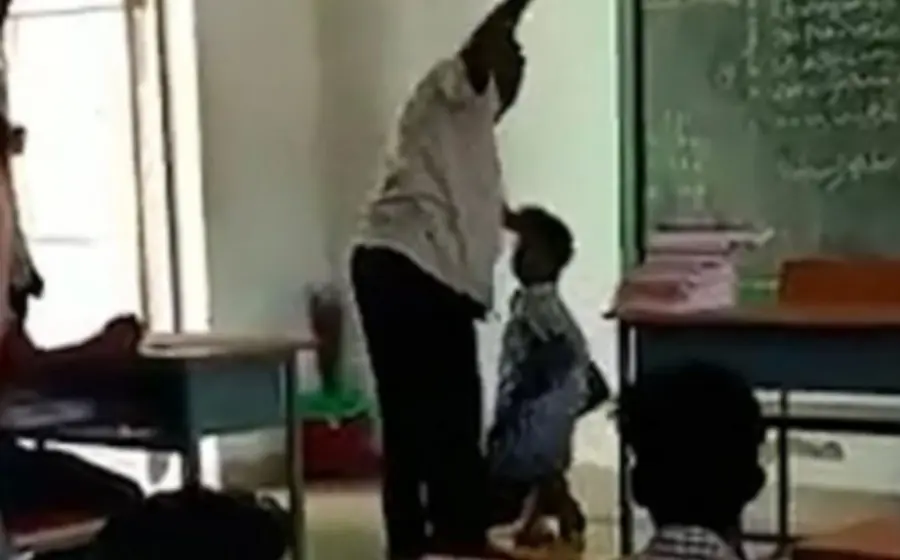 maestro-golpeando-alumno