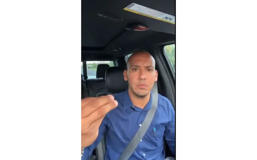 El maestro se cuestiona si algunos jóvenes son educados por TikTok o Instagram.
