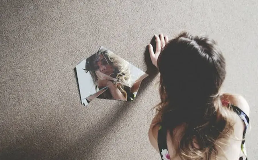 mujer_mirando_espejo_roto