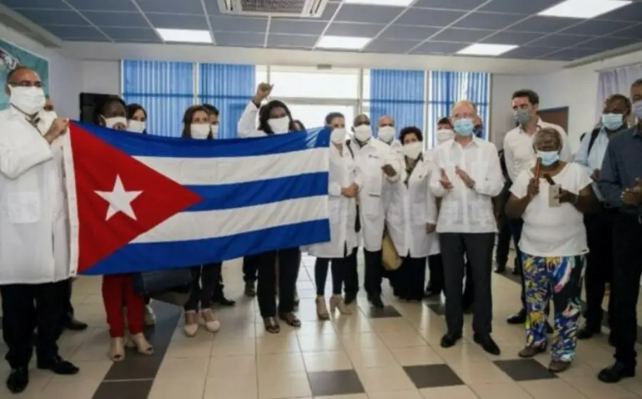 medicos-bandera-cuba
