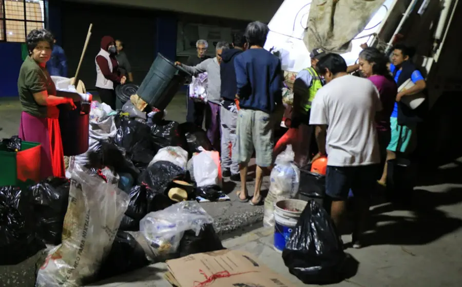 personas-con-bolsas-de-basura