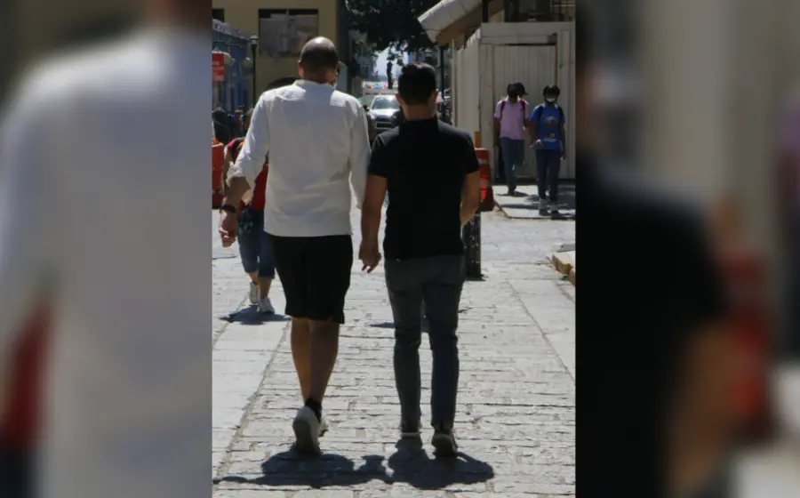 hombres-caminando-de-la-mano