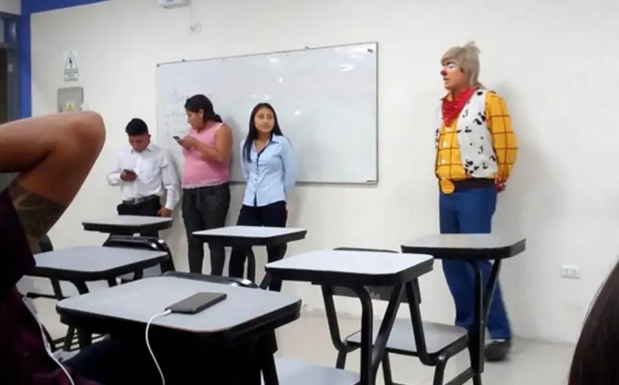 payaso_exponiendo_en_clase