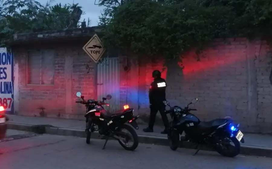 policias-fuera-de-casa