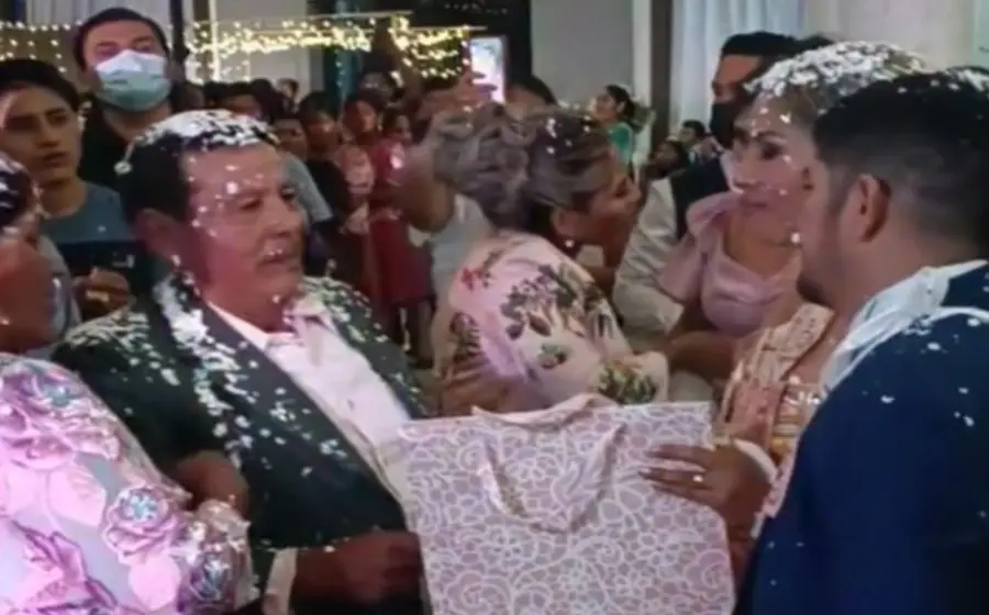 novios-recibiendo-regalo