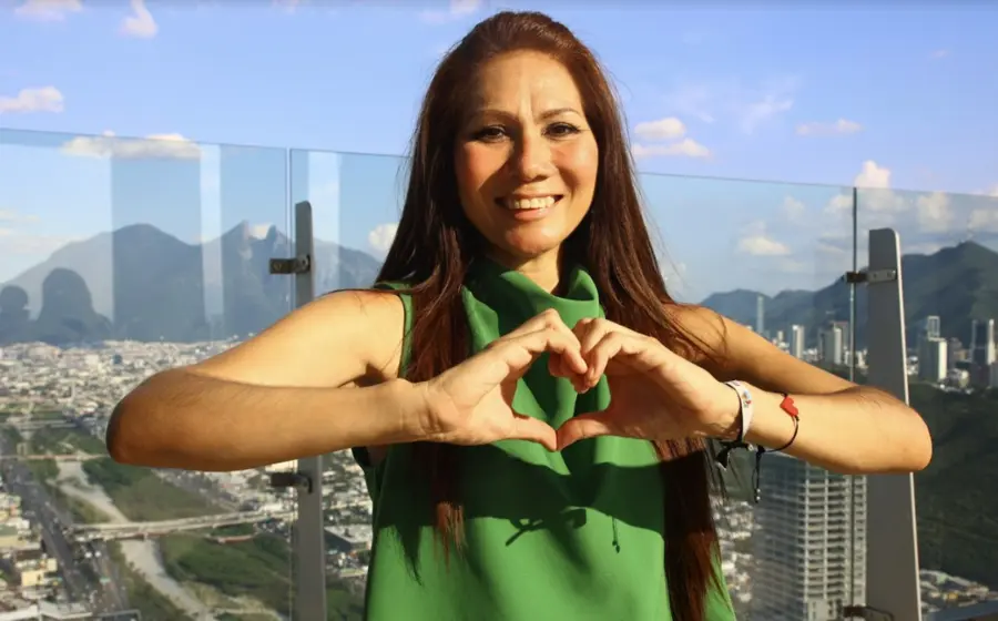 mujer-manos-forma-de-corazon