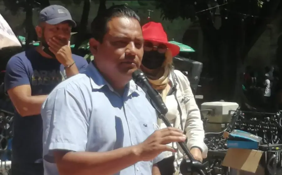 hombre-con-microfono