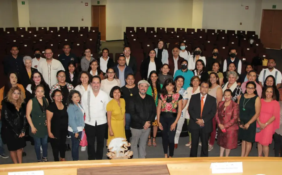 personas-posando-foto-felices