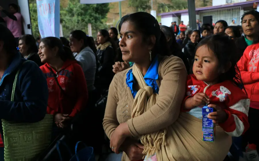 mujer-cargando-bebe-espalda