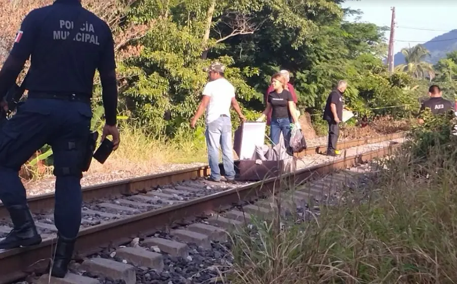 vias-de-tren-personas-policia