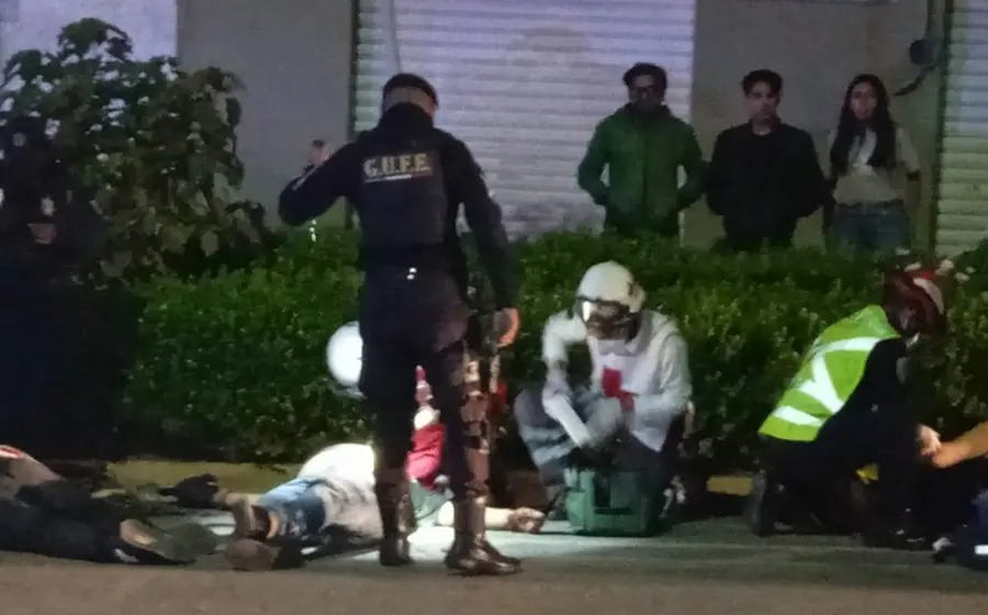 policia-calle-noche-personas-muertas