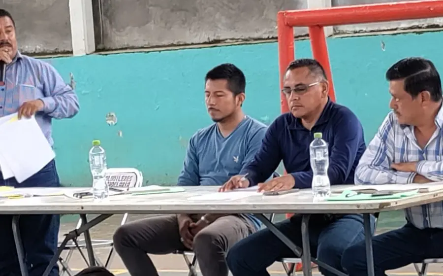 hombres-sentados-frente-a-mesa