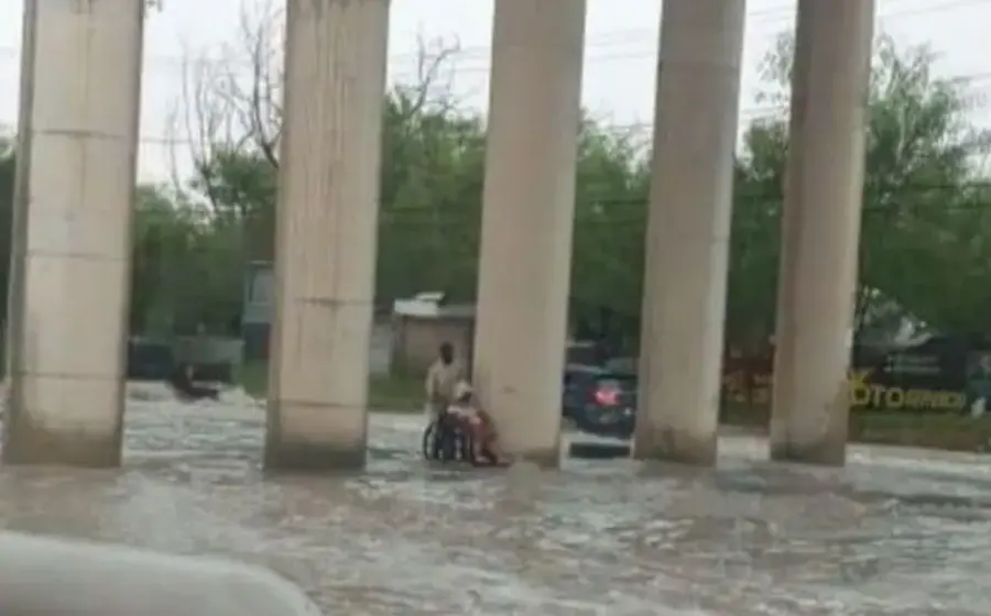 adultos-mayores-bajo-puente-lluvia
