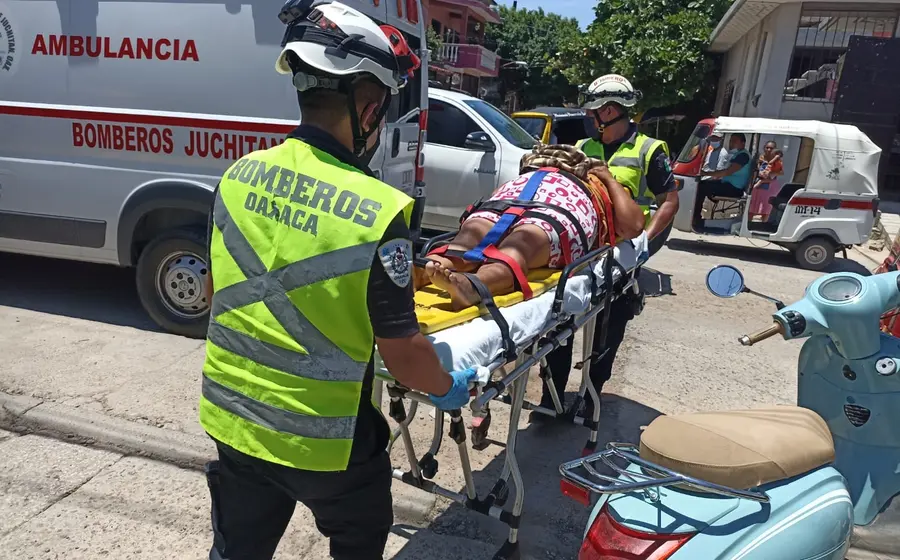 mujer-camilla-embarazada-paramedicos