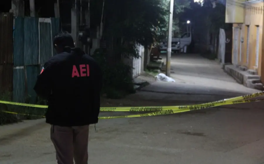 agente-de-espaldas