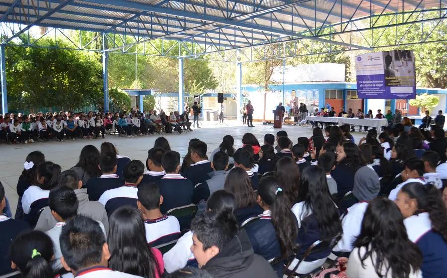 almunos-en-patio-sentados