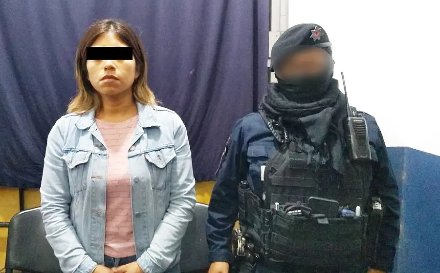 detenida y policía