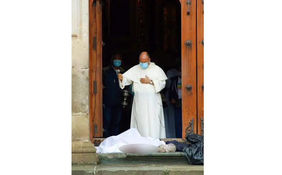 Presbítero bendice el cuerpo
