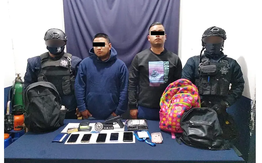 hombres-arrestados-y-policia