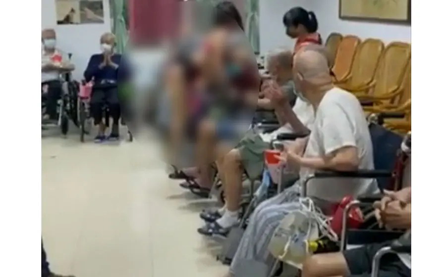 Bailarina sorprende a ancianos de asilo