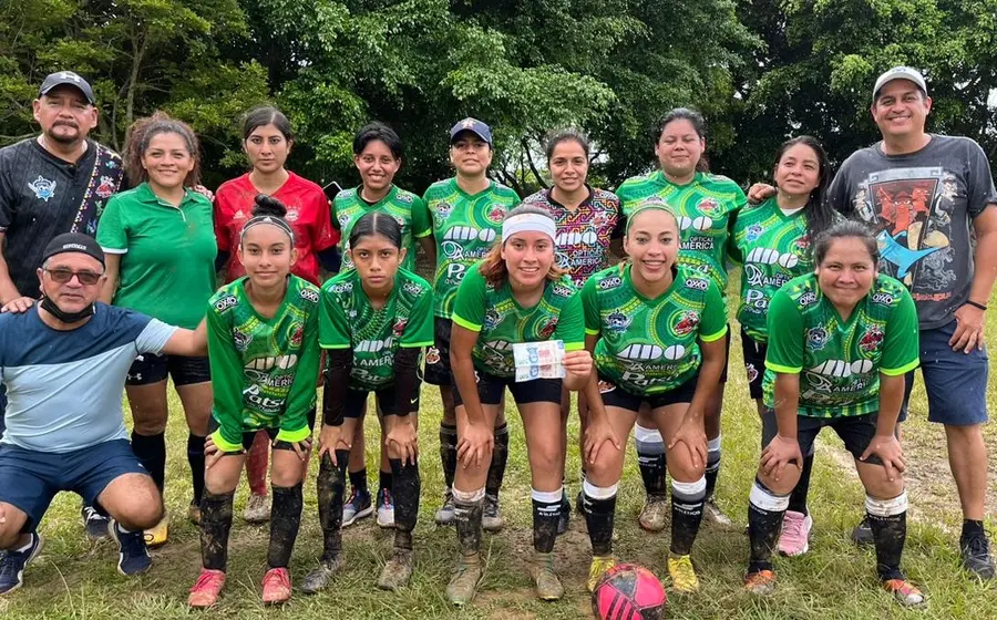 Equipo Atlético posando para la foto del recuerdo