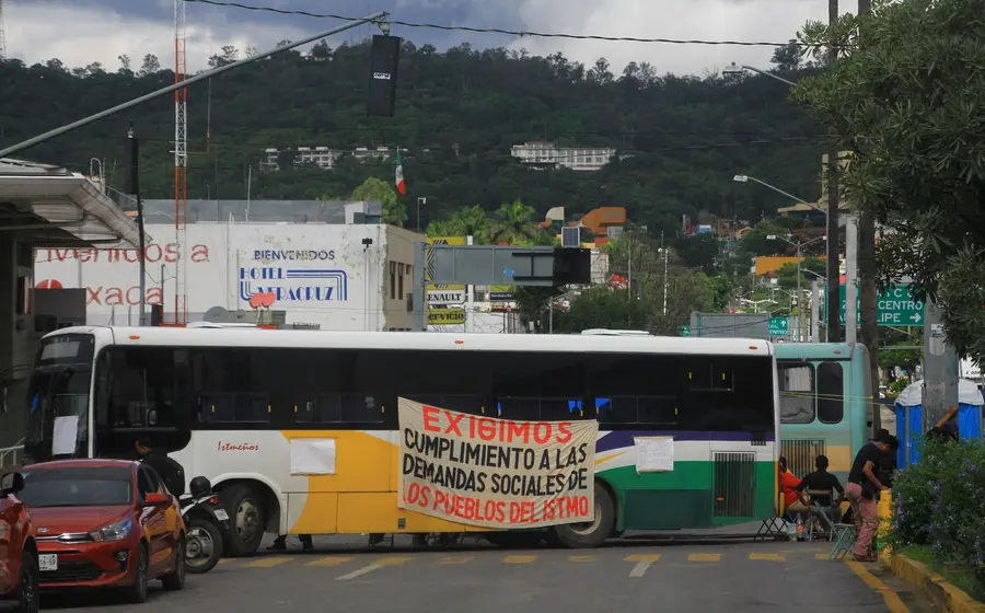 camion-atravesado-con-letrero-calle