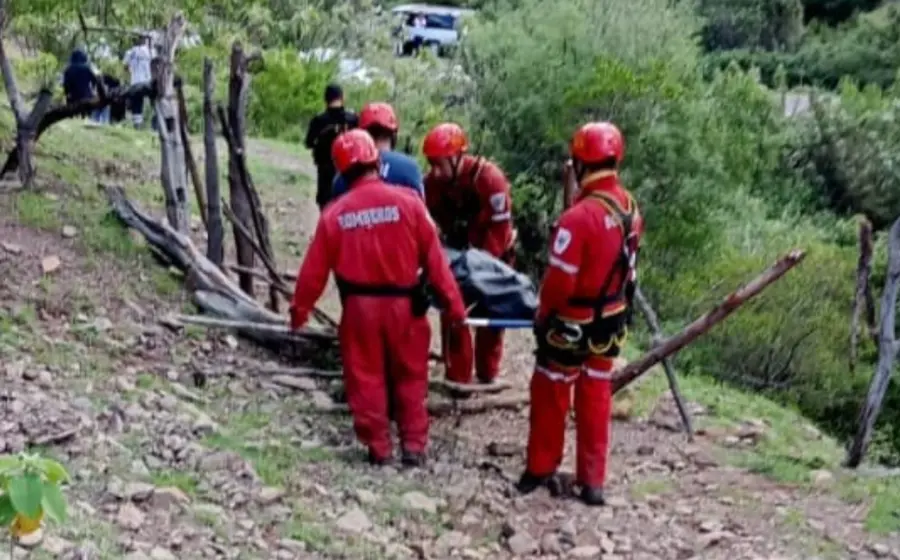 paramedicos-llevan-cuerpo