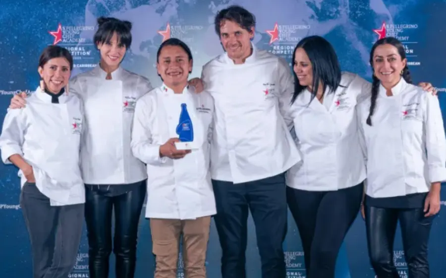 chef-recibe-premio-compañeros