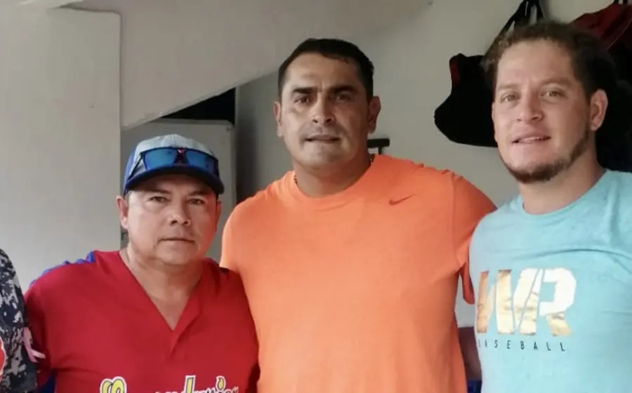 deportista-y-hombres-posan