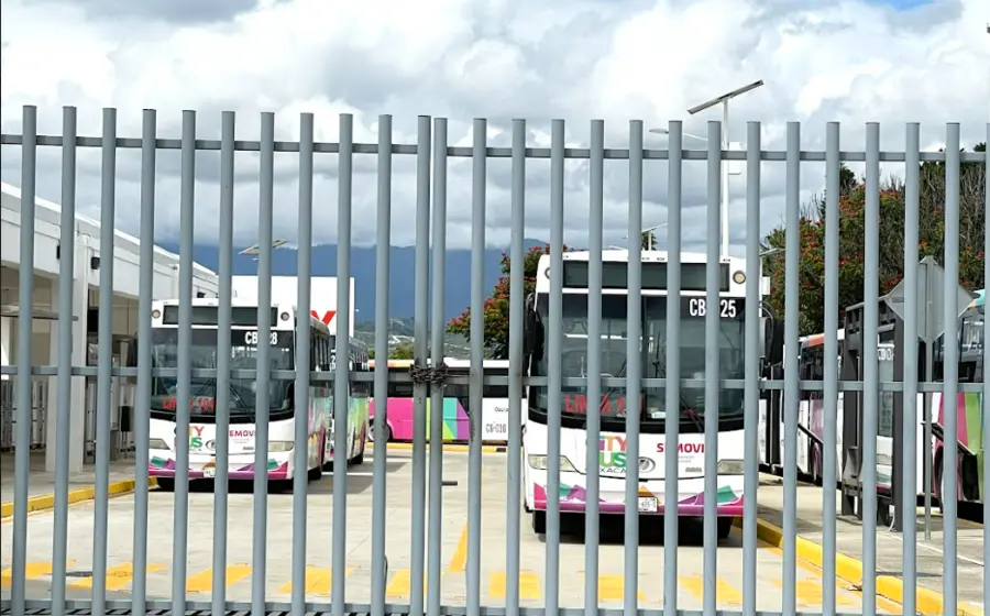 autobuses-tras-rejas