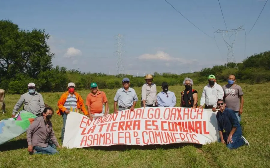 personas-pancarta-campo-oaxaca