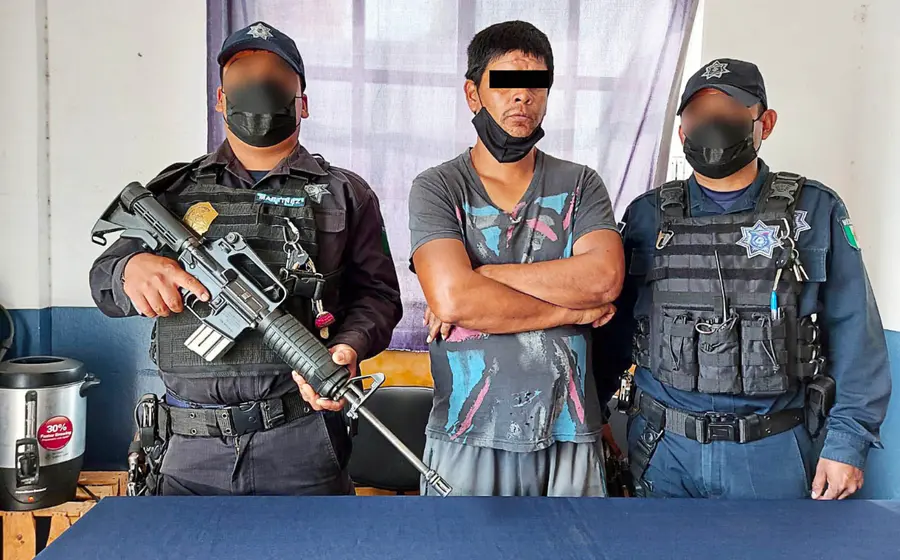 hombre-detenido-policias