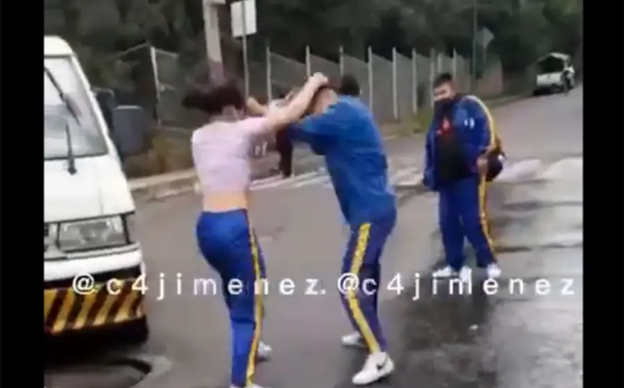 jovenes-golpeandose
