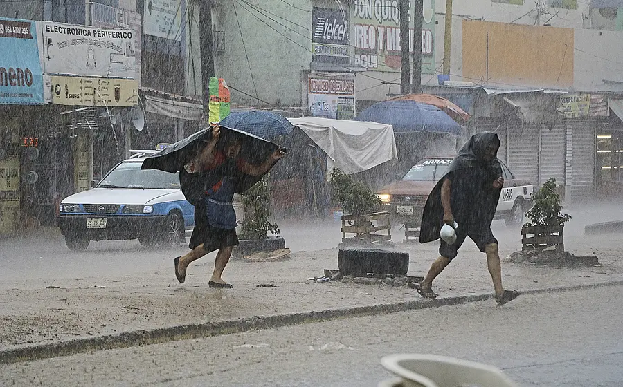 personas-cubriendose-lluvia