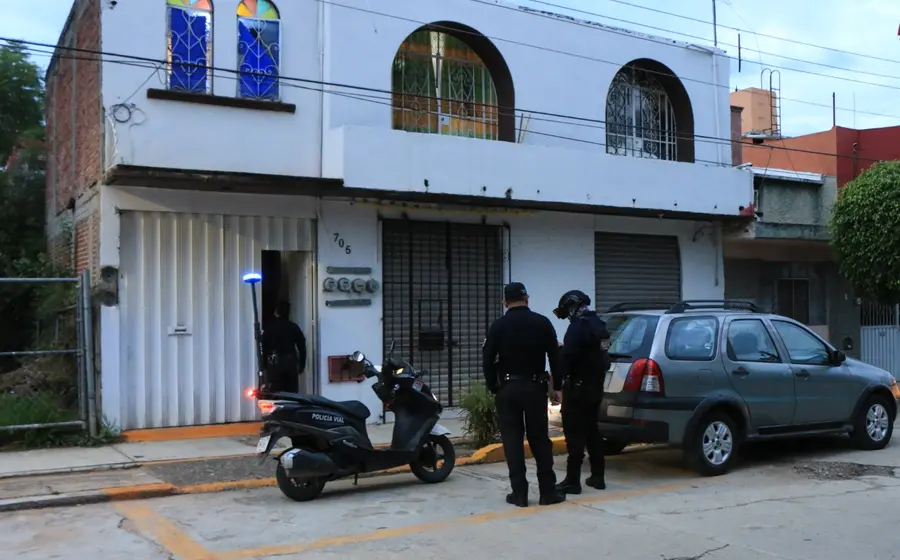 policias-afuera-de-casa