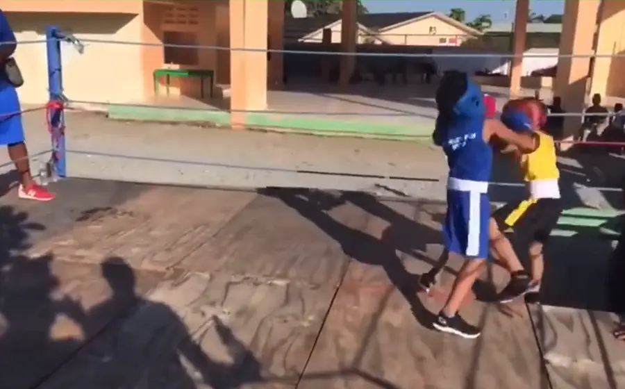 Pelea de boxeo sale mal