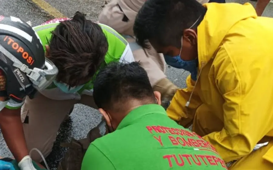 paramedicos_atienden_a_herida