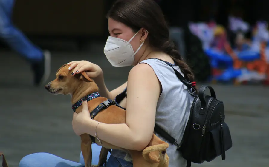 mujer_con_perro