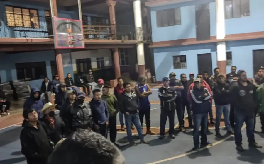 pobladores_retienen_exfuncionario